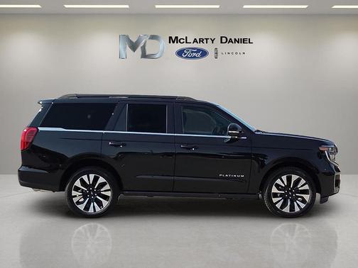 Agate Black Metallic 2027 Ford Expedition Platinum