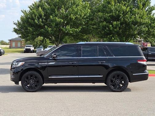 Black Metallic 2024 Lincoln Navigator L Reserve