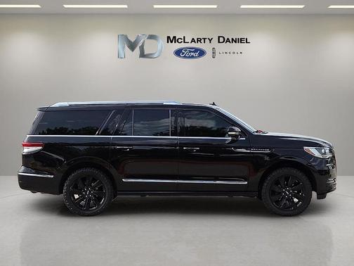 Black Metallic 2024 Lincoln Navigator L Reserve