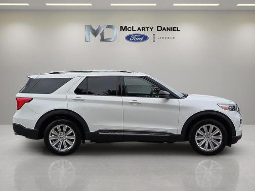 White Metallic 2022 Ford Explorer Limited