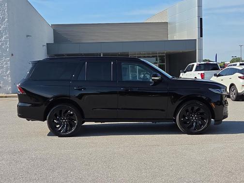 Infinite Black Metallic 2026 Lincoln Navigator Reserve