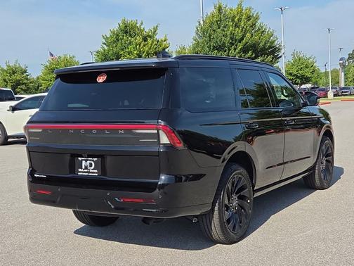 Infinite Black Metallic 2026 Lincoln Navigator Reserve