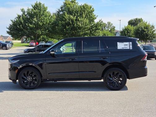 Infinite Black Metallic 2026 Lincoln Navigator Reserve