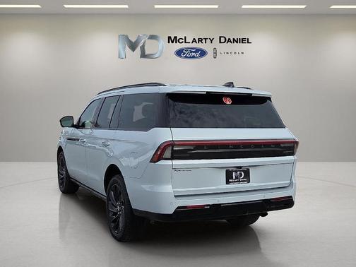 Crystal White 2025 Lincoln Navigator Reserve