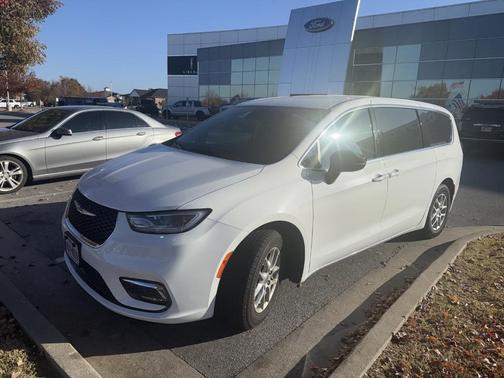 2024 Chrysler Pacifica Touring-L