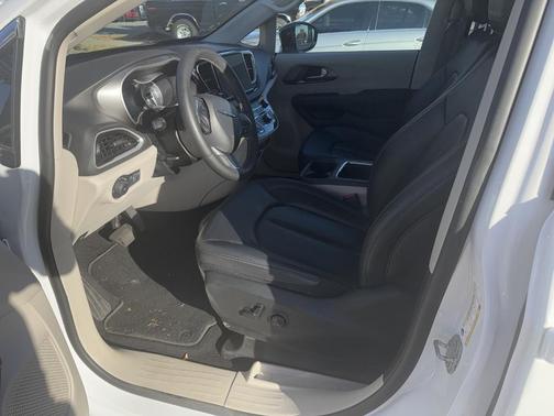 2024 Chrysler Pacifica Touring-L