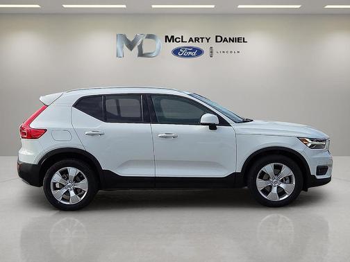 2020 Volvo XC40 T5 Momentum