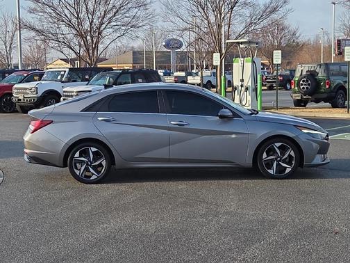 2022 Hyundai ELANTRA Limited