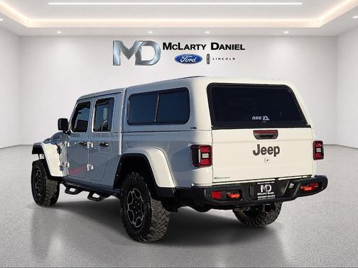 Bright White Clearcoat 2021 Jeep Gladiator Mojave
