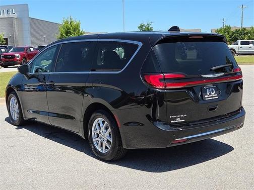 2023 Chrysler Pacifica Touring-L
