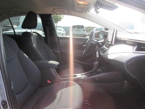 Photo 2 of 30 of 2021 Toyota Corolla LE