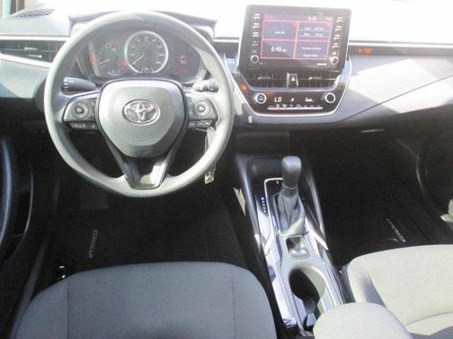 Photo 3 of 30 of 2021 Toyota Corolla LE