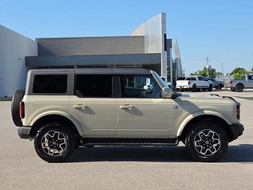 Desert Sand 2025 Ford Bronco Outer Banks