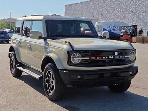 Desert Sand 2025 Ford Bronco Outer Banks