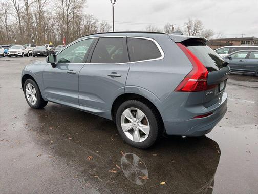 Gray 2022 Volvo XC60 B5 Momentum