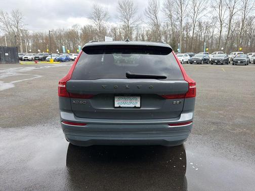 Gray 2022 Volvo XC60 B5 Momentum