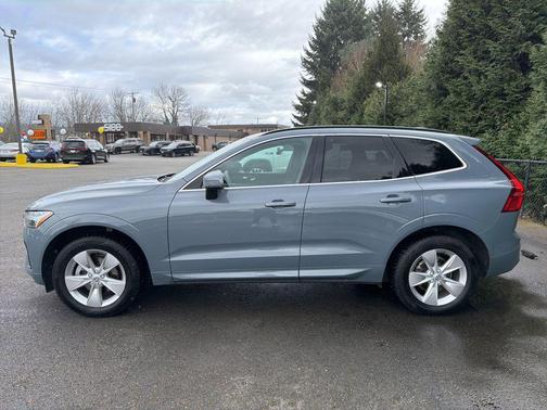 Gray 2022 Volvo XC60 B5 Momentum