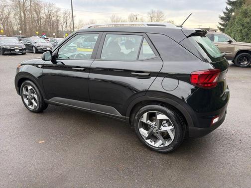 Onyx Black 2025 Hyundai VENUE SEL