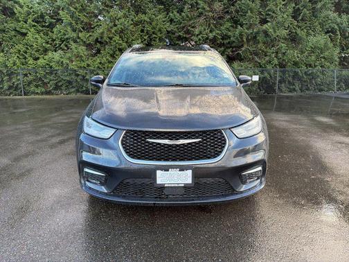 Brilliant Black Crystal Pearlcoat 2022 Chrysler Pacifica Touring
