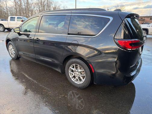 Brilliant Black Crystal Pearlcoat 2022 Chrysler Pacifica Touring