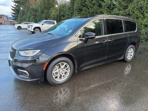 Brilliant Black Crystal Pearlcoat 2022 Chrysler Pacifica Touring
