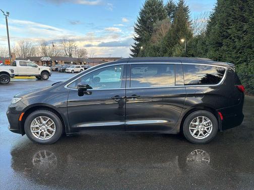 Brilliant Black Crystal Pearlcoat 2022 Chrysler Pacifica Touring