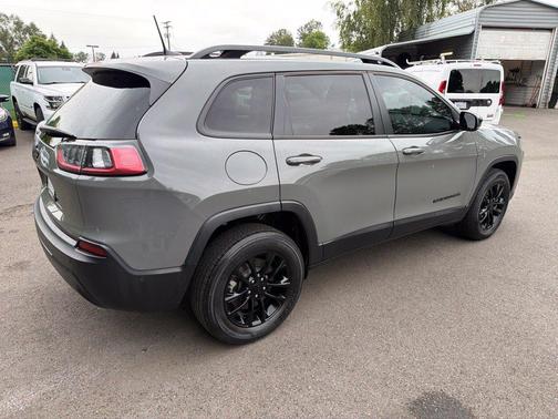 Sting-Gray Clearcoat 2023 Jeep Cherokee Altitude