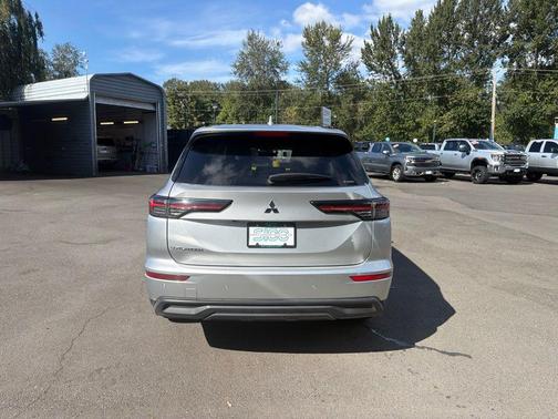 Alloy Silver Metallic 2025 Mitsubishi Outlander ES S-AWC
