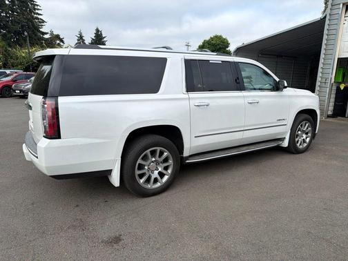 White 2017 GMC Yukon XL Denali