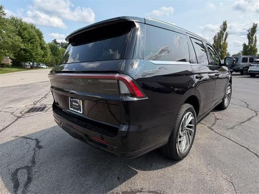 Infinite Black Metallic Clearcoat 2025 Lincoln Navigator Reserve