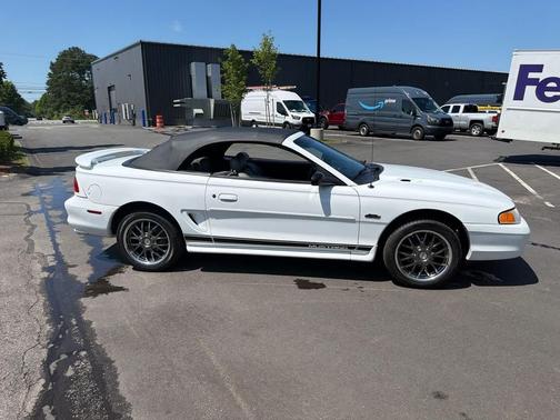 Crystal White (CC) 1996 Ford Mustang GT
