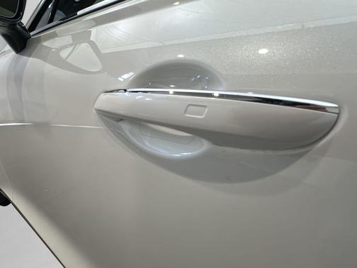 Uyuni White 2025 Genesis G80 2.5T