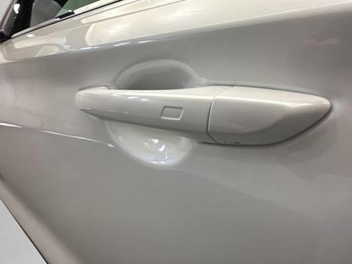 Uyuni White 2025 Genesis G70 2.5T