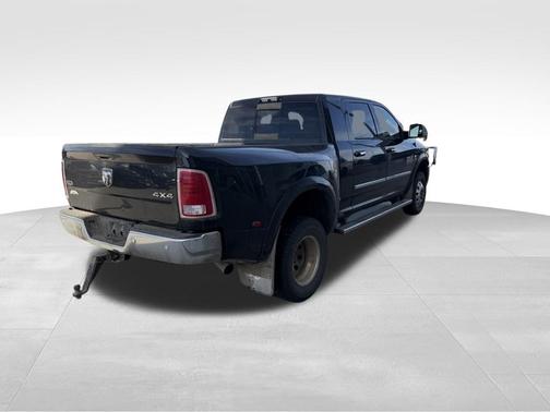 Brilliant Black Crystal Pearlcoat 2018 RAM 3500 Laramie