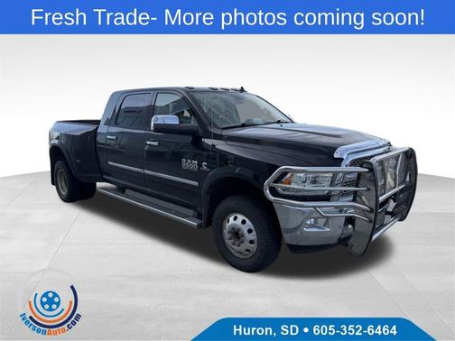 Brilliant Black Crystal Pearlcoat 2018 RAM 3500 Laramie