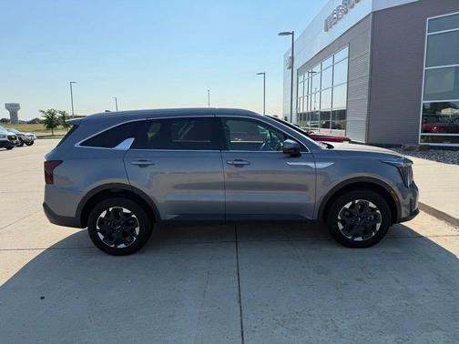 Everlasting Silver 2024 Kia Sorento S