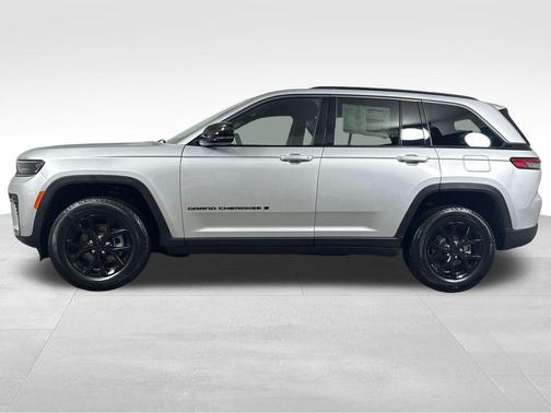 Silver Zynith 2026 Jeep Grand Cherokee Laredo
