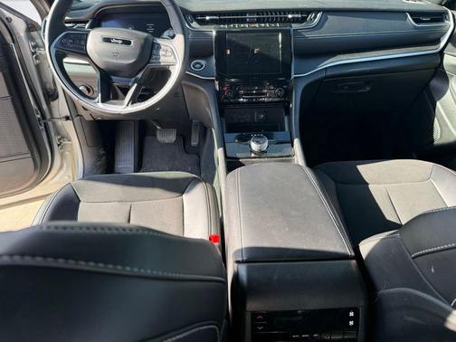 Silver Zynith 2025 Jeep Grand Cherokee L Laredo