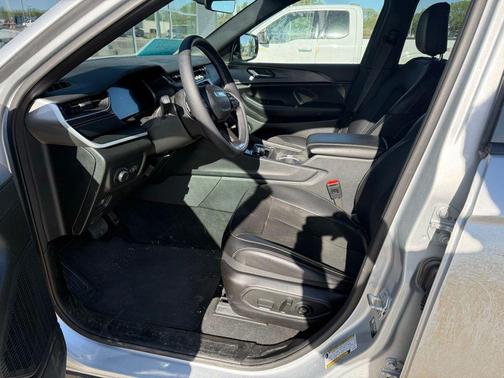 Silver Zynith 2025 Jeep Grand Cherokee L Laredo