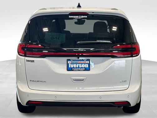 Bright White Clearcoat 2027 Chrysler Pacifica SELECT