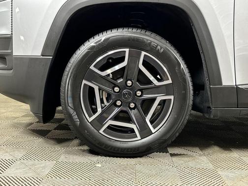 Silver Zynith Clearcoat 2026 Jeep Cherokee LAREDO/LIMITED