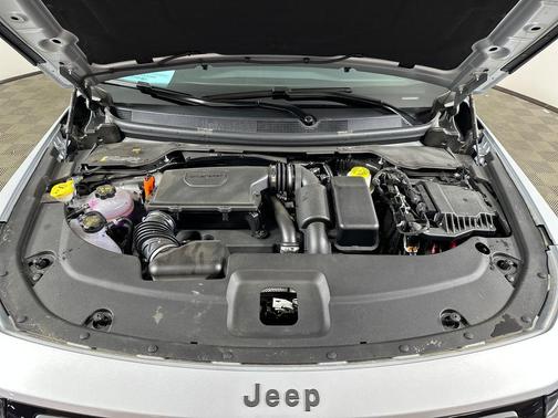 Silver Zynith Clearcoat 2026 Jeep Cherokee LAREDO/LIMITED