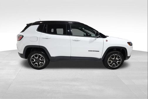 Bright White Clearcoat 2025 Jeep Compass Trailhawk