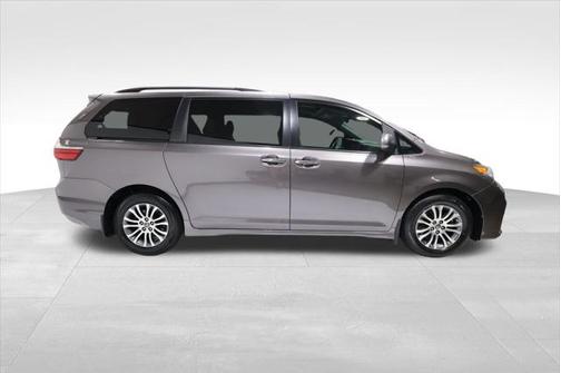 2020 Toyota Sienna XLE