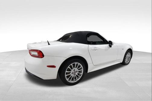 Brilliante White 2018 FIAT 124 Spider Base