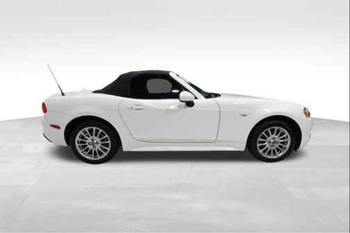 Brilliante White 2018 FIAT 124 Spider Base