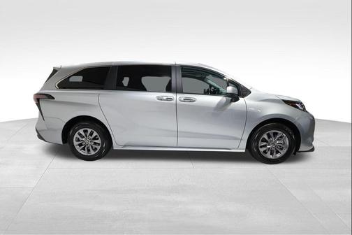 2023 Toyota Sienna XLE 7 Passenger