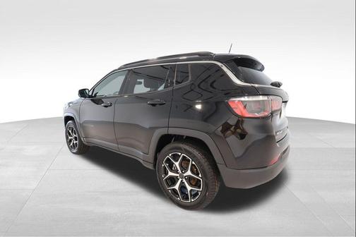 Diamond Black Crystal Pearlcoat 2025 Jeep Compass Limited