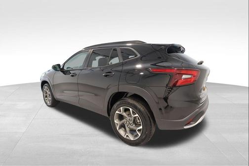 Mosaic Black Metallic 2025 Chevrolet Trax LT