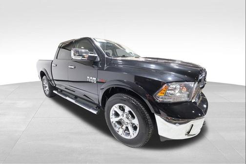 Brilliant Black Crystal Pearlcoat 2017 RAM 1500 Laramie